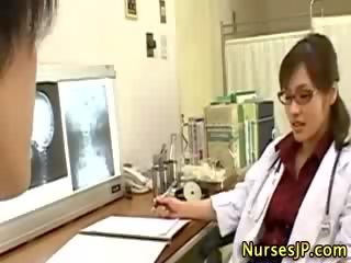 Aziatike grua doktori stimulim me dorë