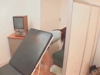 Asiatico paziente vagina ha aperto con divaricatore a il dottore