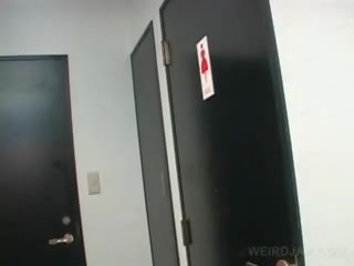 Asiatiskapojke tonårs sötnos visar fitta medan pissar i en toalett