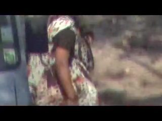 Indisch tanten tun urin draußen versteckt kamera vid