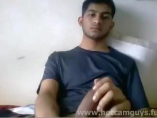 Súper monada india chico tirones apagado en cámara